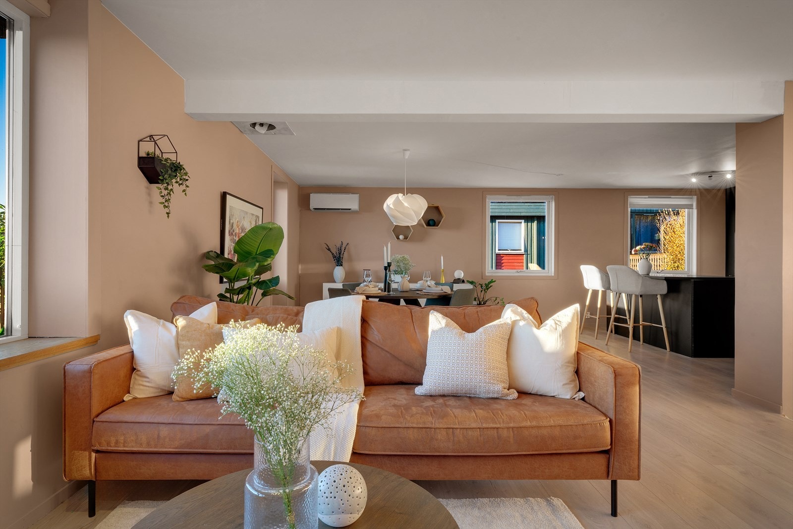 - Merk varmepumpe (2021) som sørger for behagelig innetemperatur uansett årstid - Galleribilde