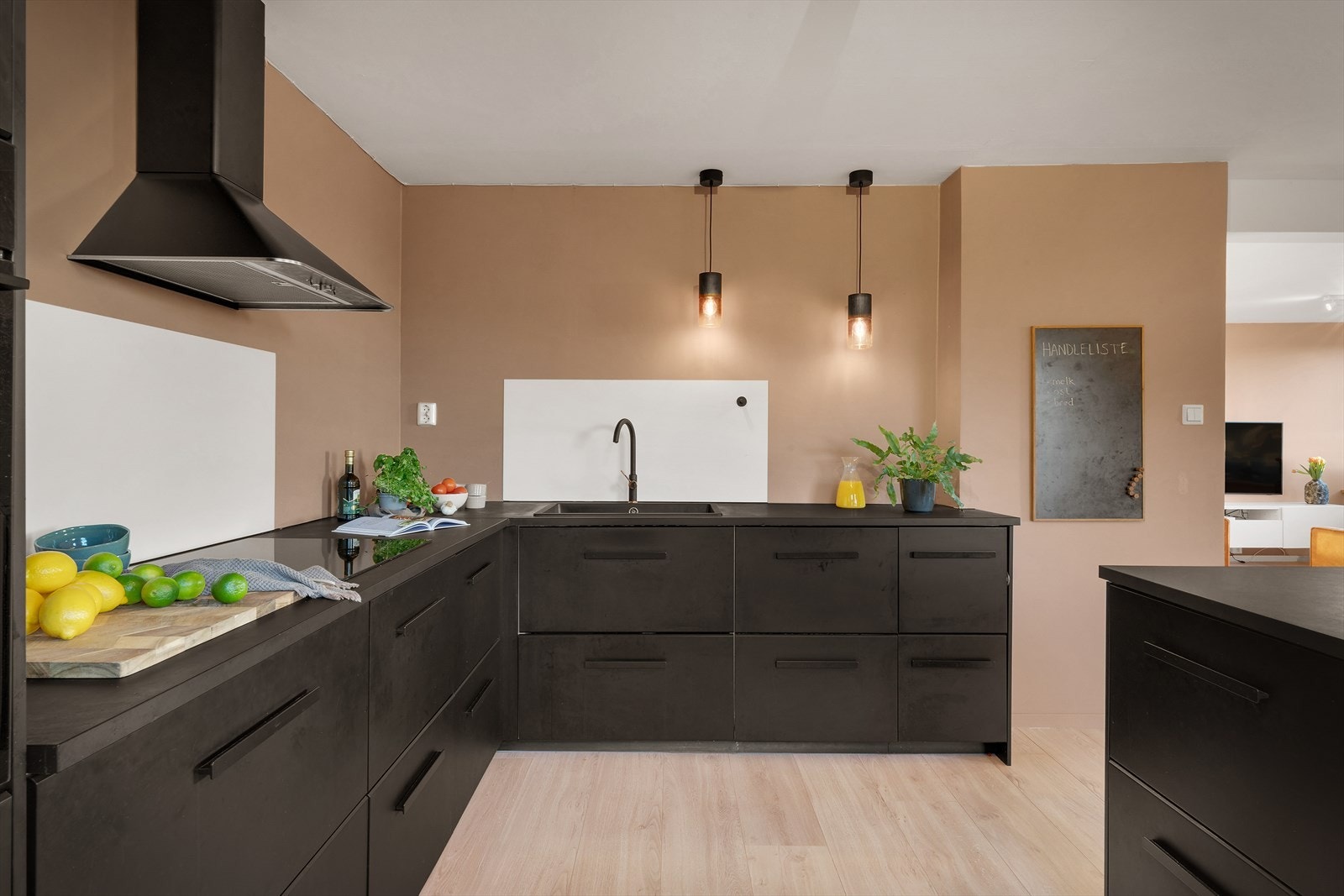 - Den gode skap- og benkeplassen gjør matlagingen til en drøm - Galleribilde