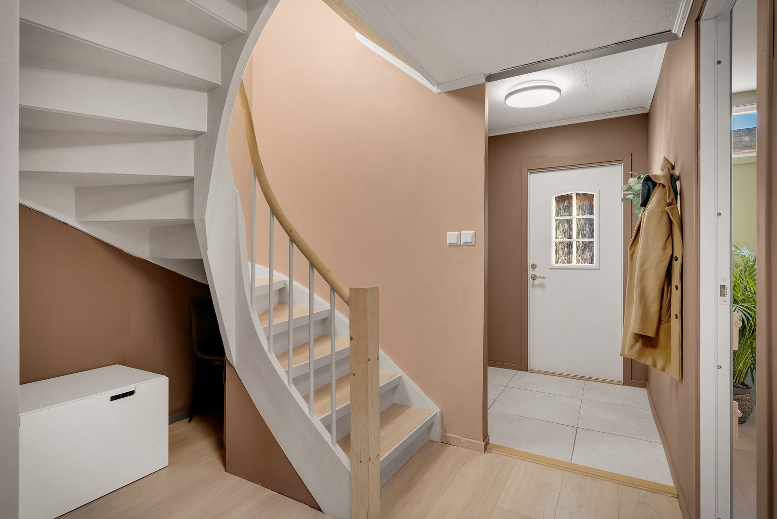 - Lys og romslig entré - Galleribilde