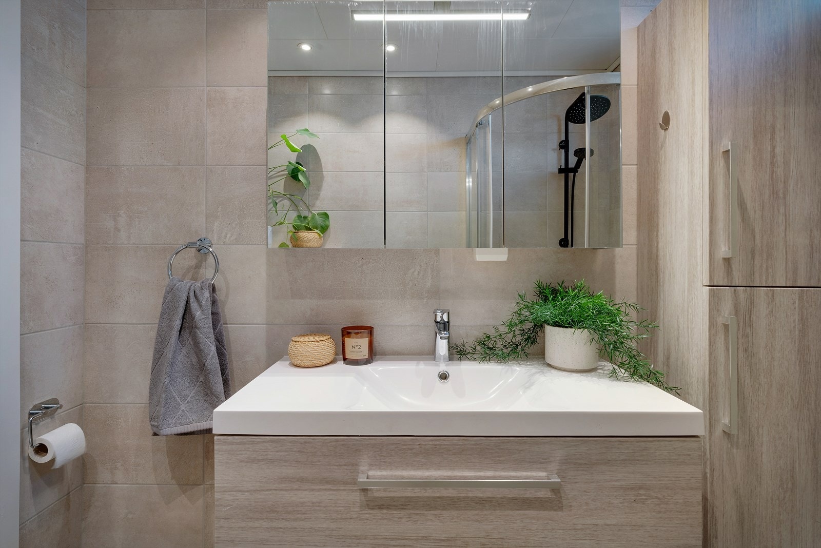 - Her har du gode oppbevaringsmuligheter i møblement - Galleribilde