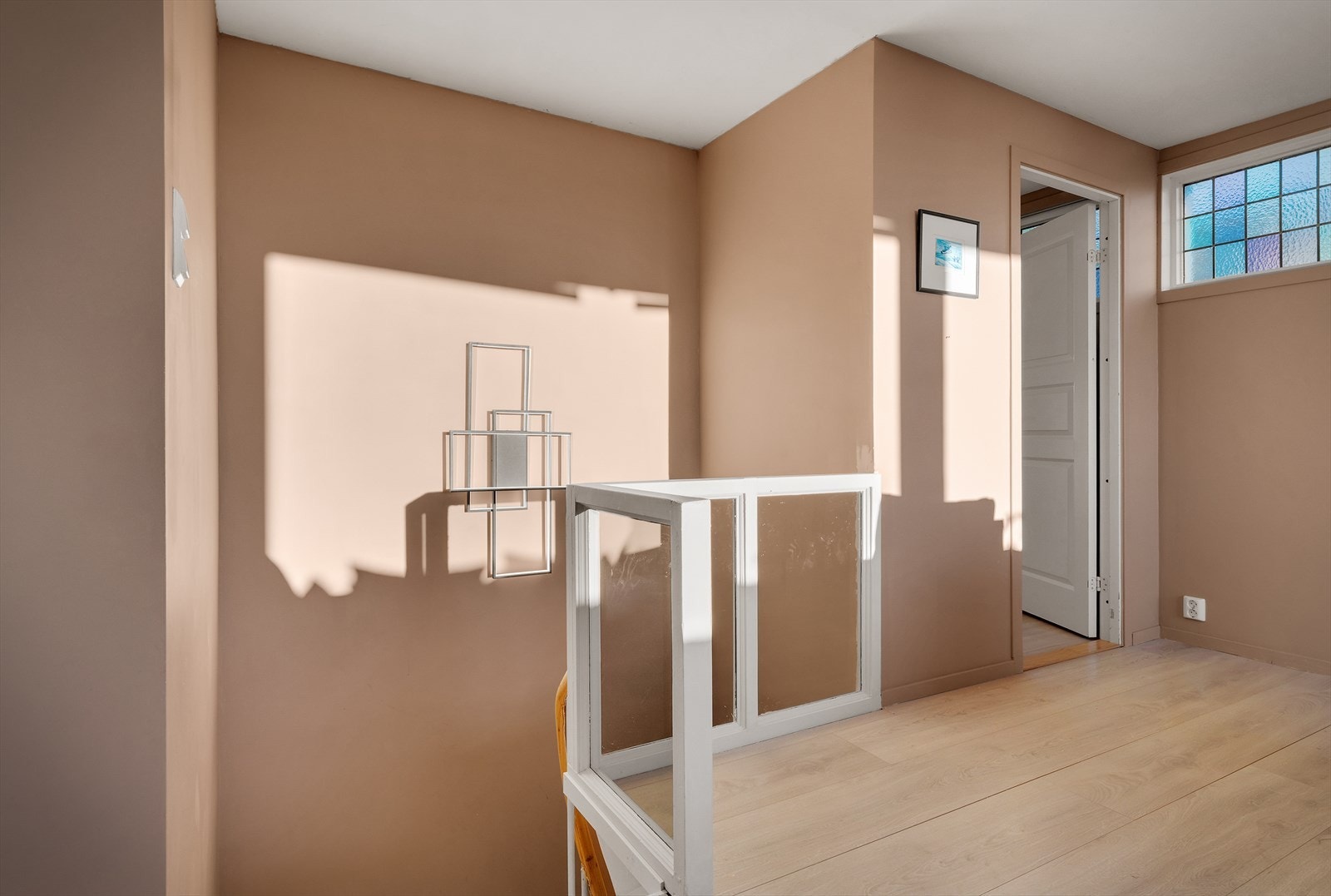 - I hovedetasjen ligger også ett av boligens soverom - Galleribilde