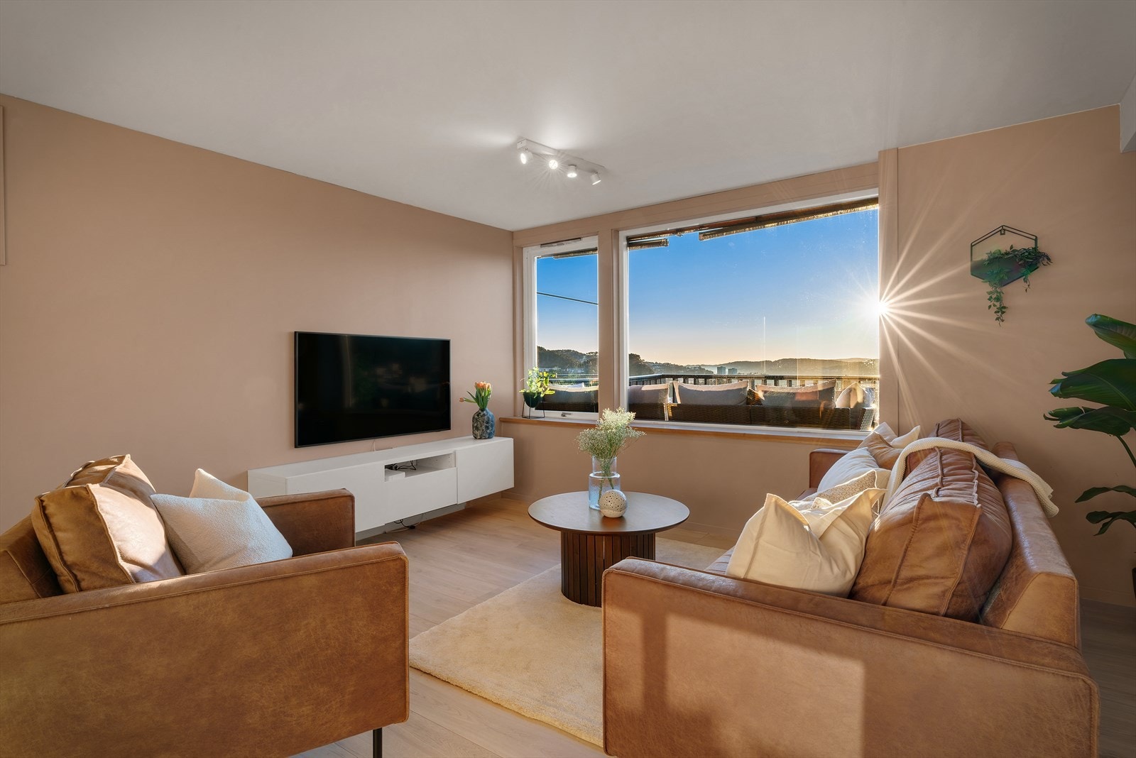 - Dette er et godt samlingsrom for familien til avslappende kvelder og andre sammenkomster - Galleribilde