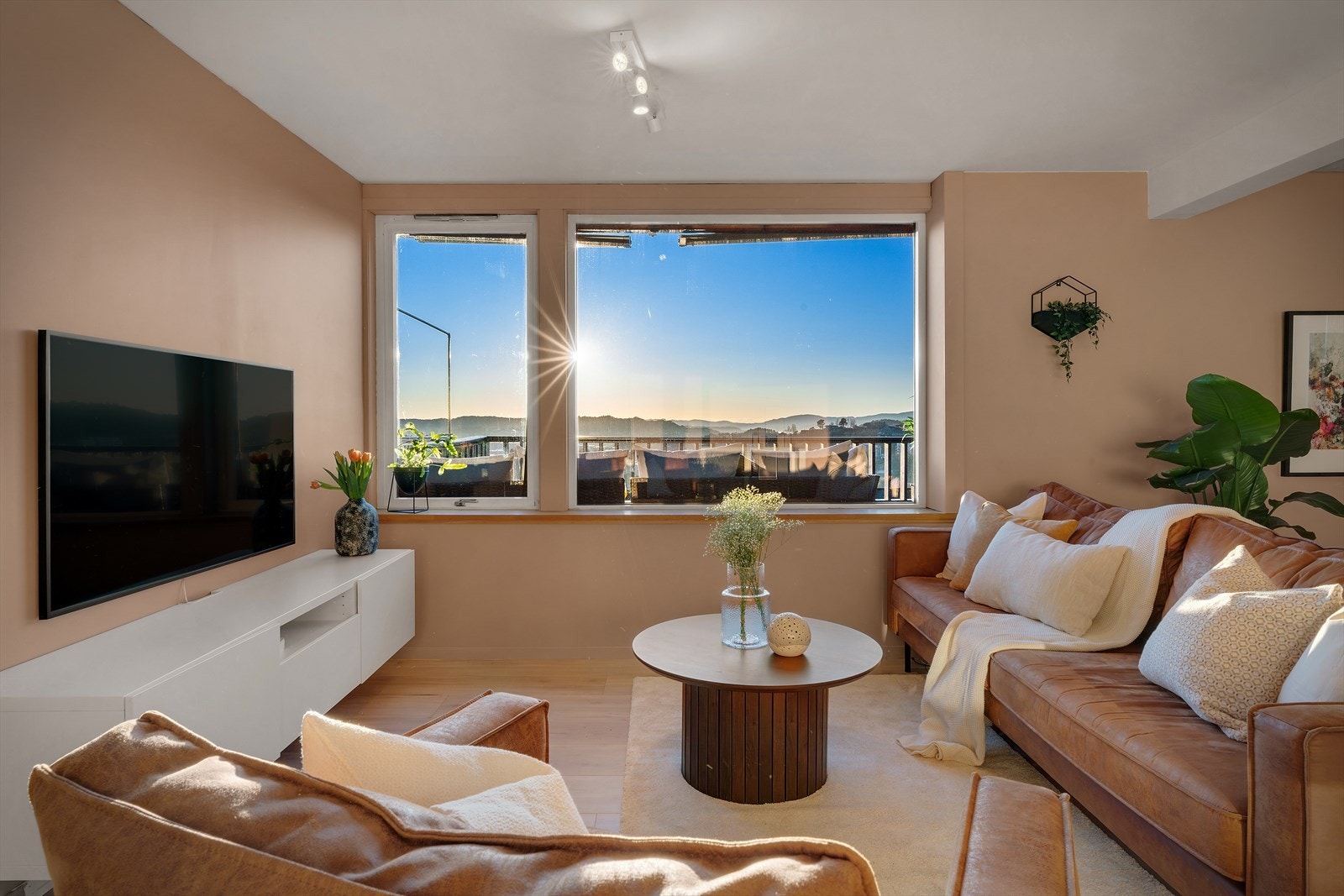 - Nyt naturskjønn utsikt direkte fra egen stue(!) - Galleribilde