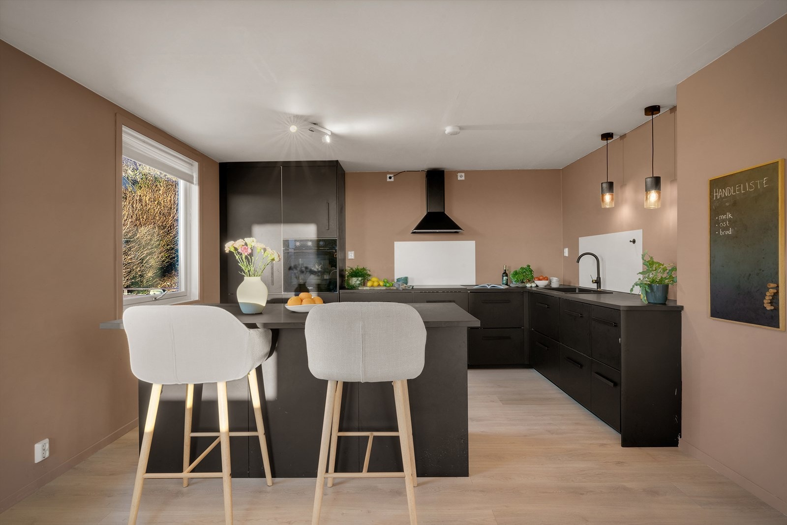 - Praktiske løsninger med bla. kjøkkenøy med plass til barstoler! Utmerket for frokost eller lekser - Galleribilde