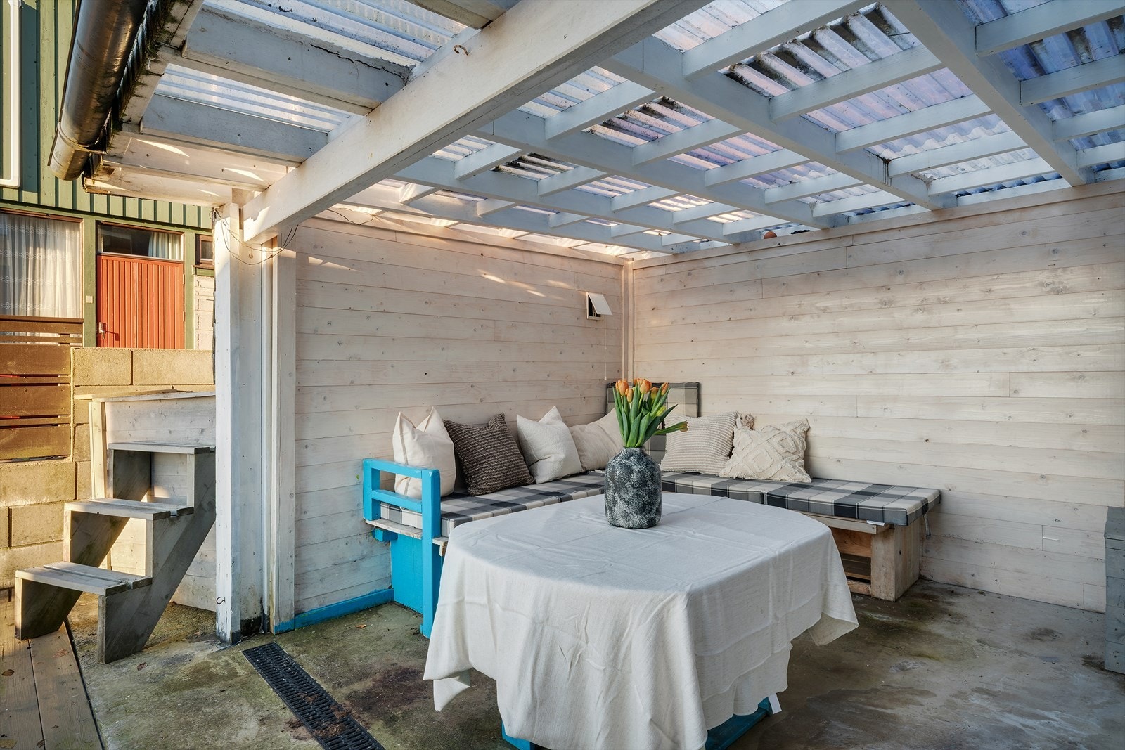 - Deler av uteplassen er overbygd, noe som gjør bruksmulighetene enda større - Galleribilde