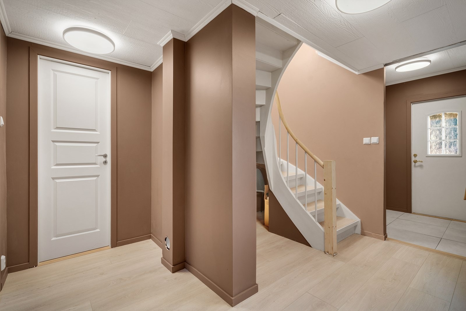 - Her finner vi entré, gang/trapperom, bad, vaskerom, 2 soverom, bod og sportsbod/innredet bod - Galleribilde