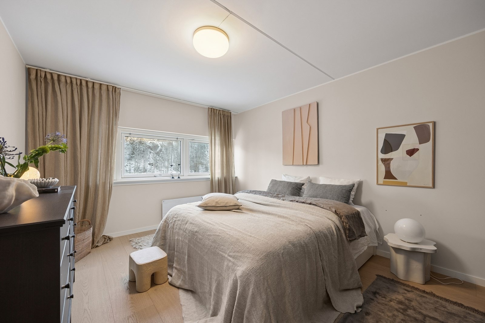 Store vinduer og varme fargetoner gir en rolig og innbydende atmosfære. Galleribilde