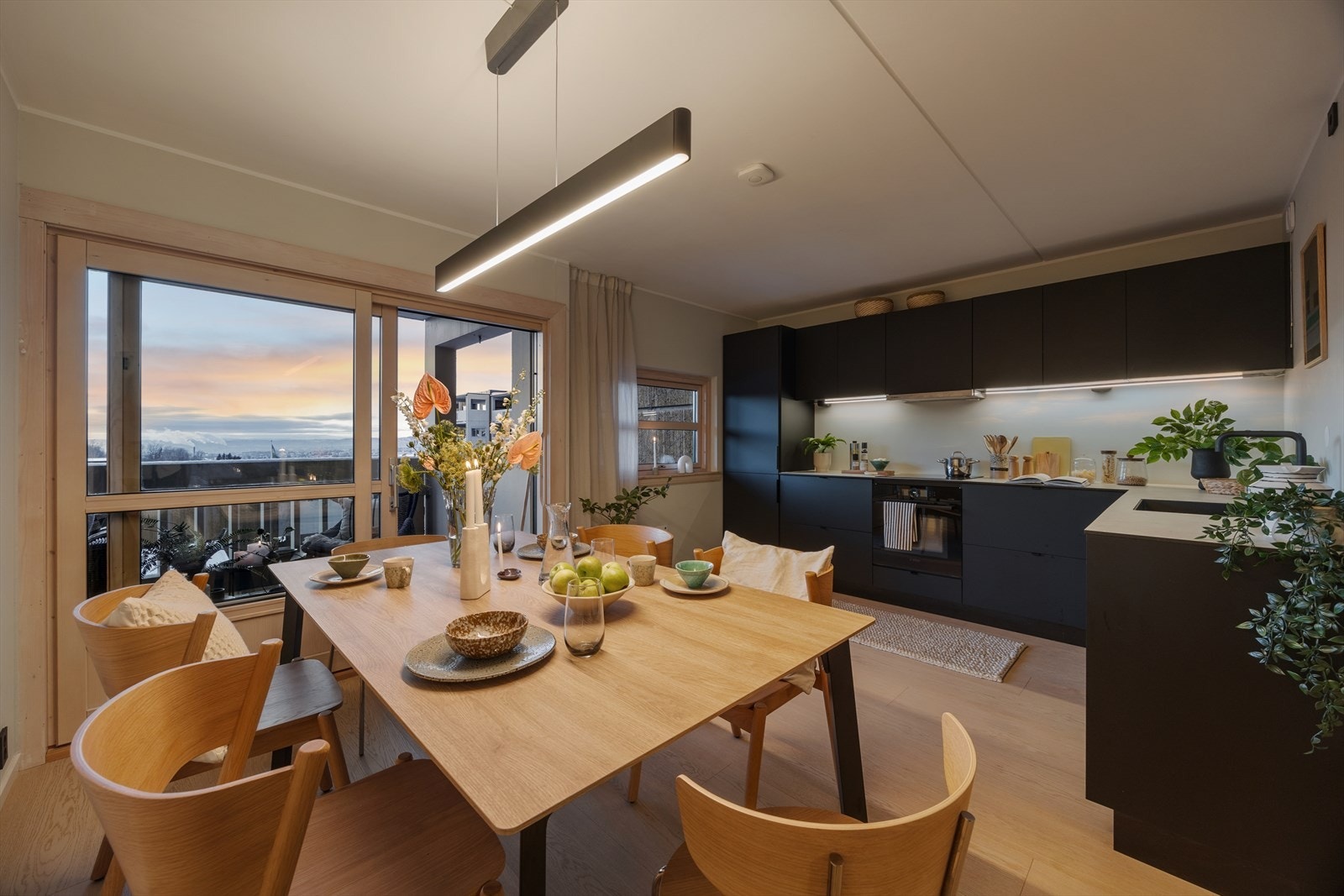 Nydelig utsikt fra kjøkken / spisestue. Kjøkkenet er praktisk utformet og fremstår delikat, med gode arbeidsflater og god skapplass. Galleribilde