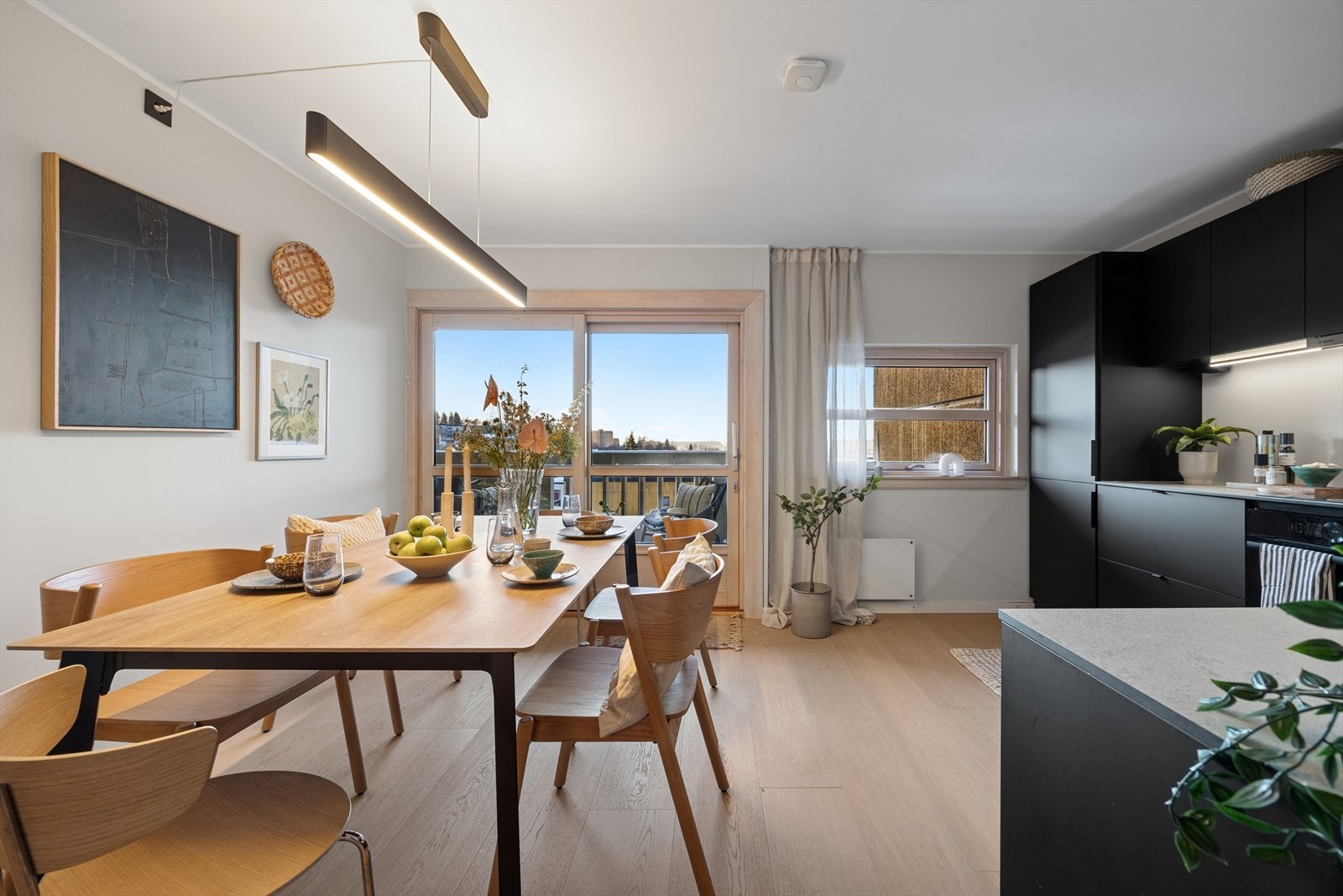 I tilknytning til kjøkkenet er det plass til et hyggelig spisebord, godt egnet for sosiale sammenkomster. Galleribilde