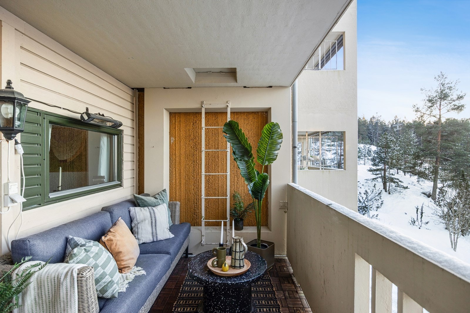 Her er det god plass til å sette utemøblene sine og virkelig nyte de herlige omgivelsene. Galleribilde