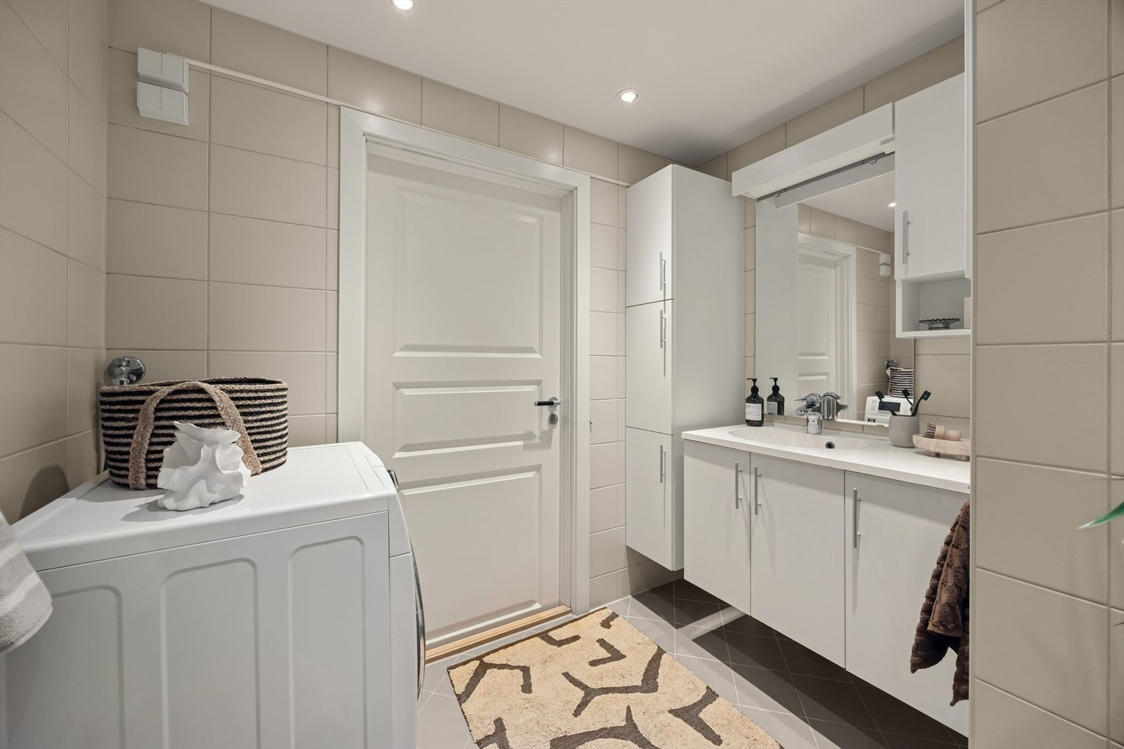 Rommet er helfliset med lyse overflater og har gulvvarme som gir en lun og behagelig komfort. Galleribilde