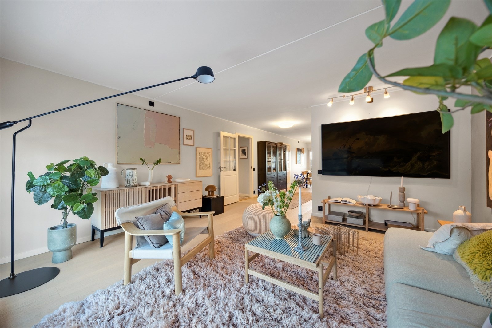 Her er det god plass til mediebenk, sofagruppe og bord. Galleribilde