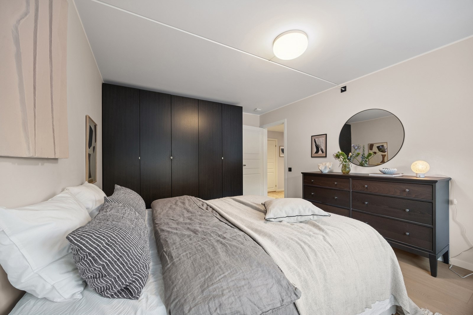 Leiligheten har tre romslige soverom. Hovedsoverommet er lyst og behagelig, med plass til dobbeltseng og nattbord. Det er montert en praktisk garderobeløsning med rikelig oppbevaringsplass. Galleribilde