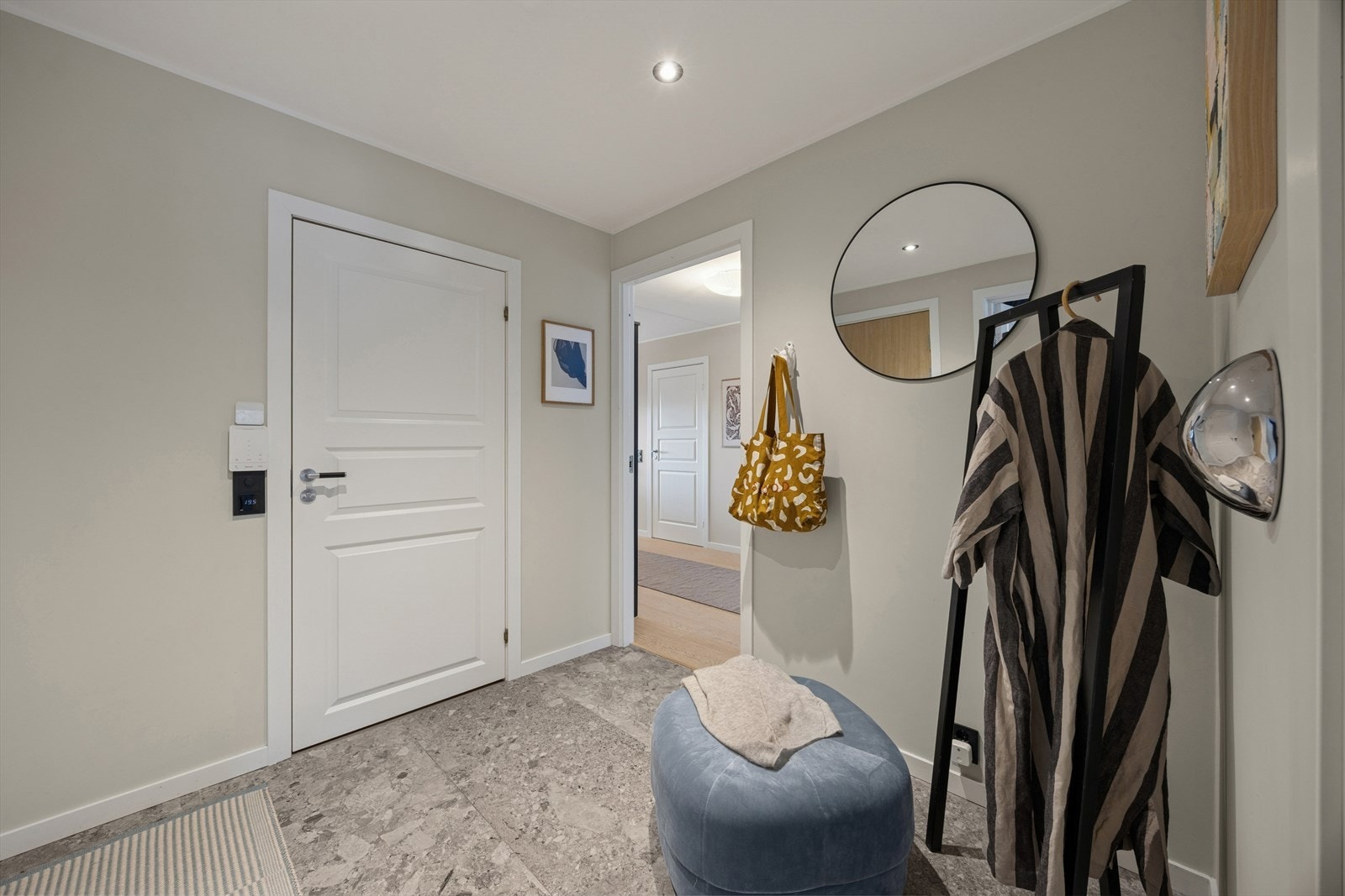 Velkommen inn! Inngangspartiet er lyst og romslig som gir et sjarmerende førsteinntrykk av leiligheten. Det er
varmekabler under fliser i entré. Galleribilde