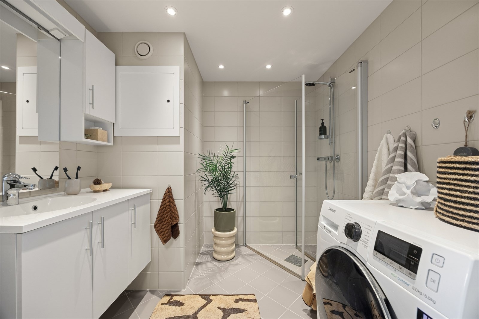 Badet ble totalrenovert i regi av borettslaget i 2017 og fremstår som moderne og tidsriktig, med gjennomtenkte løsninger og gode materialvalg. Galleribilde