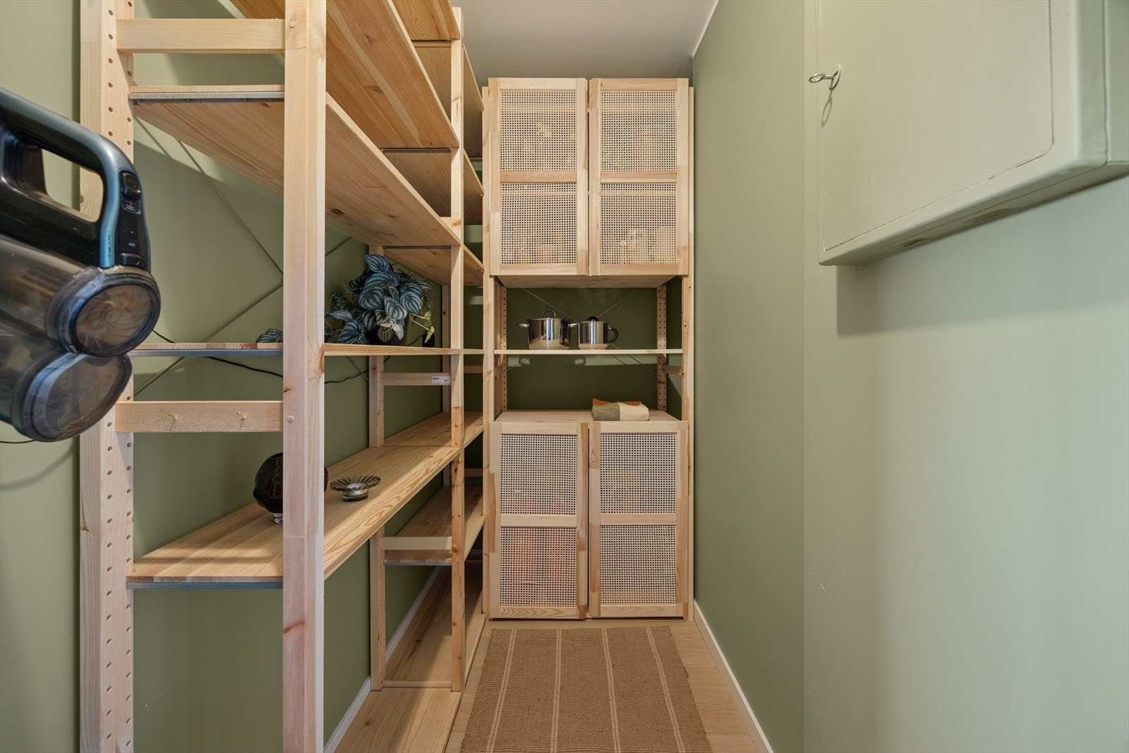 Praktisk innebod med god plass til oppbevaring, innredet med solide hyller og skap som gir god orden og oversikt. Galleribilde