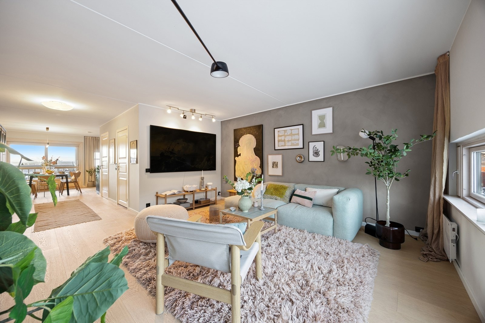 Delikat og romslig stue med gode møbleringsmuligheter. Galleribilde