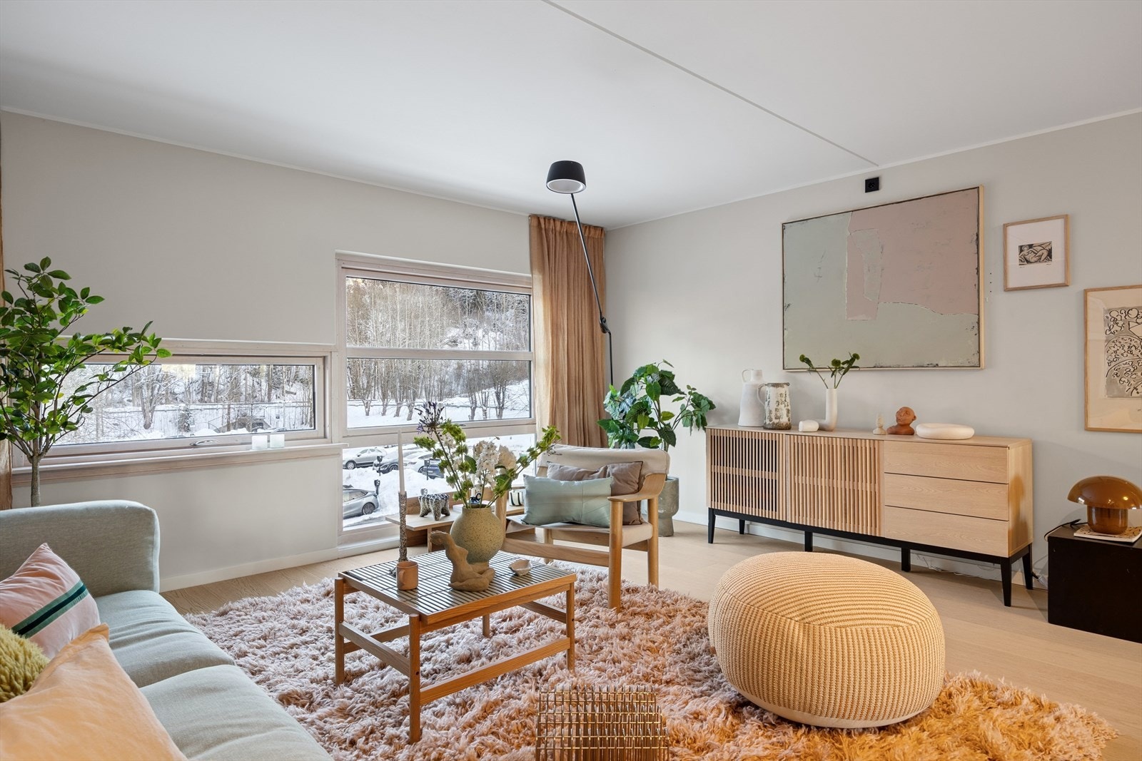 De store vindusflatene slipper inn rikelig med naturlig lys, som gir en god atmosfære i leiligheten. Galleribilde