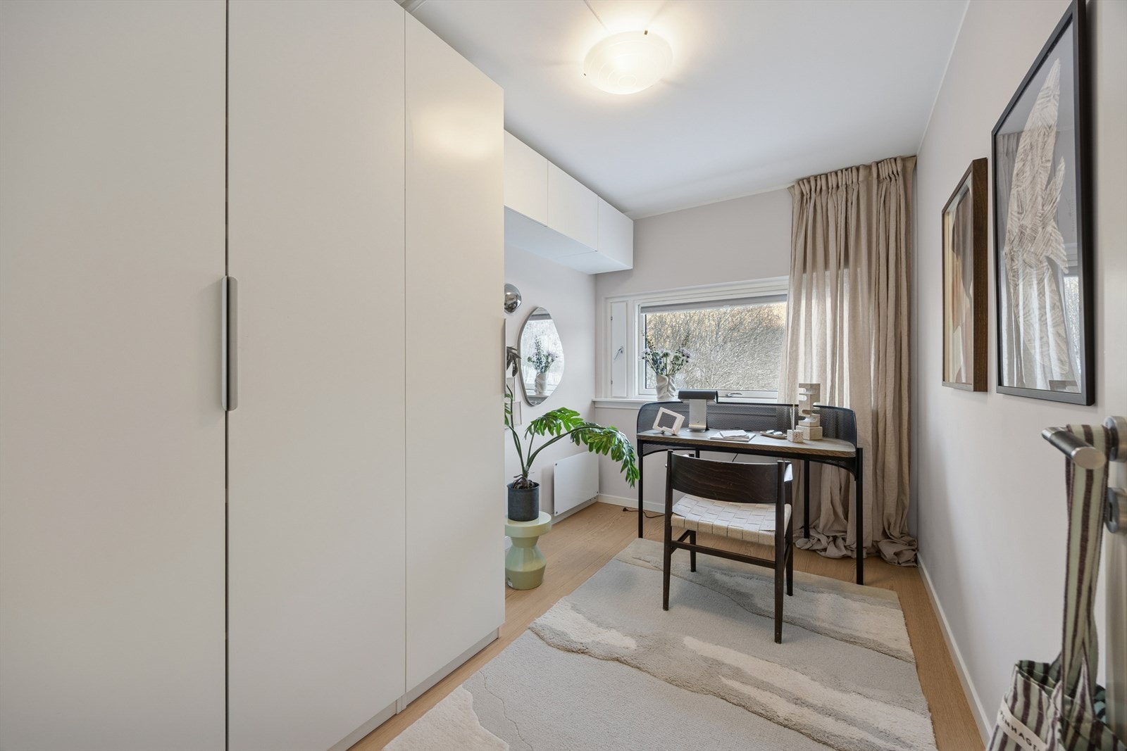 Det tredje rommet er praktisk utformet og kan enkelt tilpasses etter behov - enten som barnerom, kontor eller hobbyrom. Galleribilde