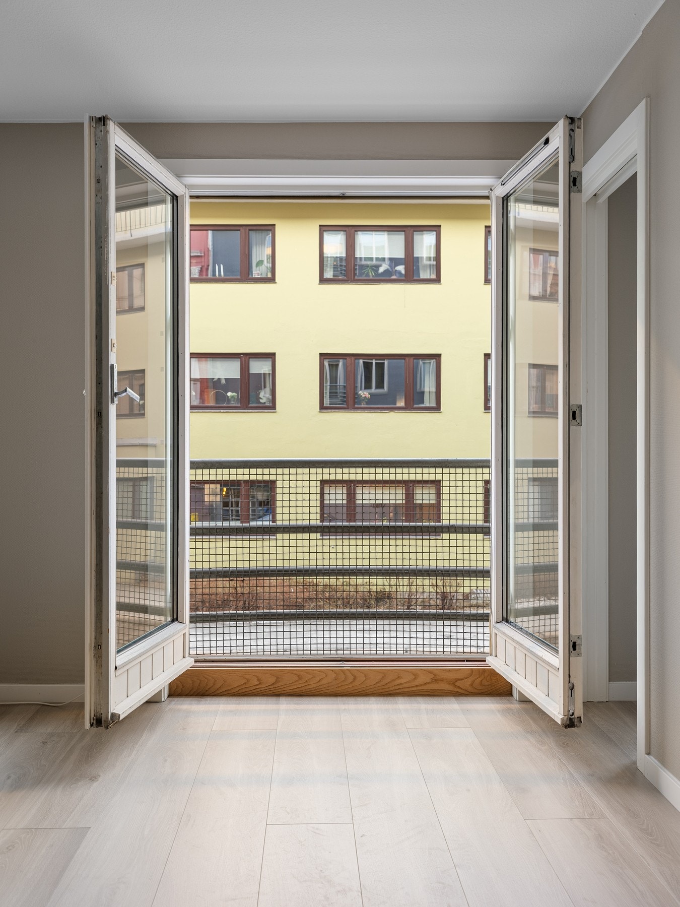 Doble dører som kan åpnes på varme sommerdager Galleribilde