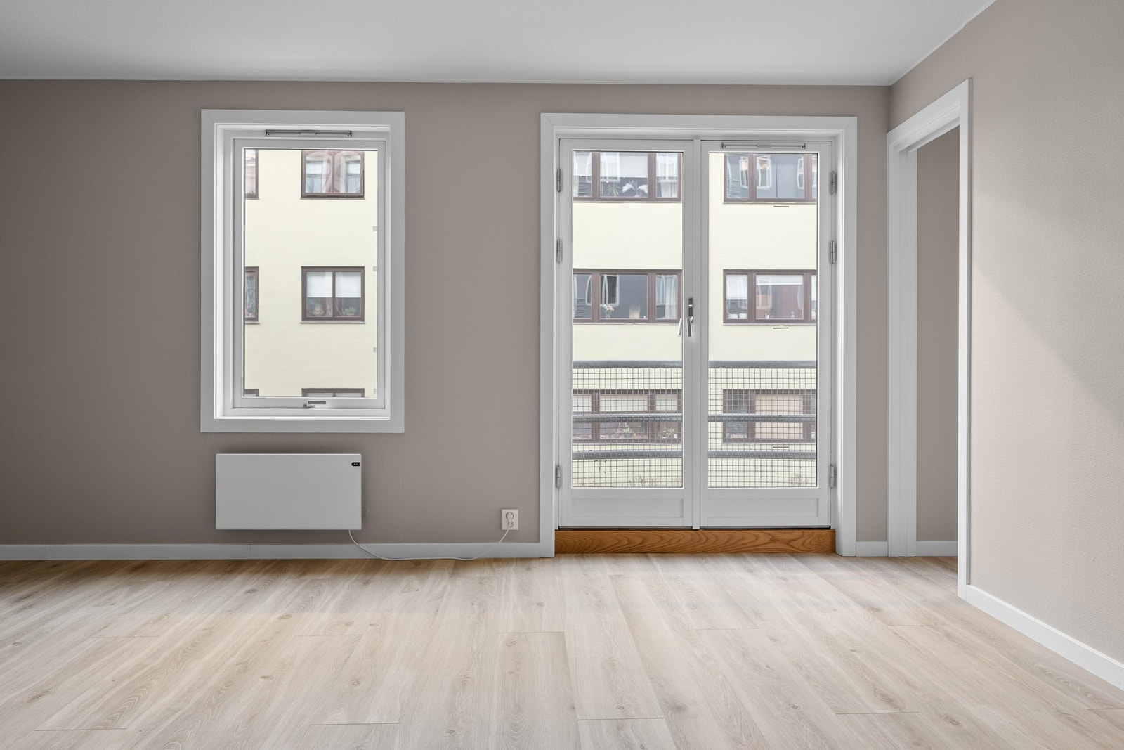 Stue med plass til sofa, sofabord og tv-møblement Galleribilde