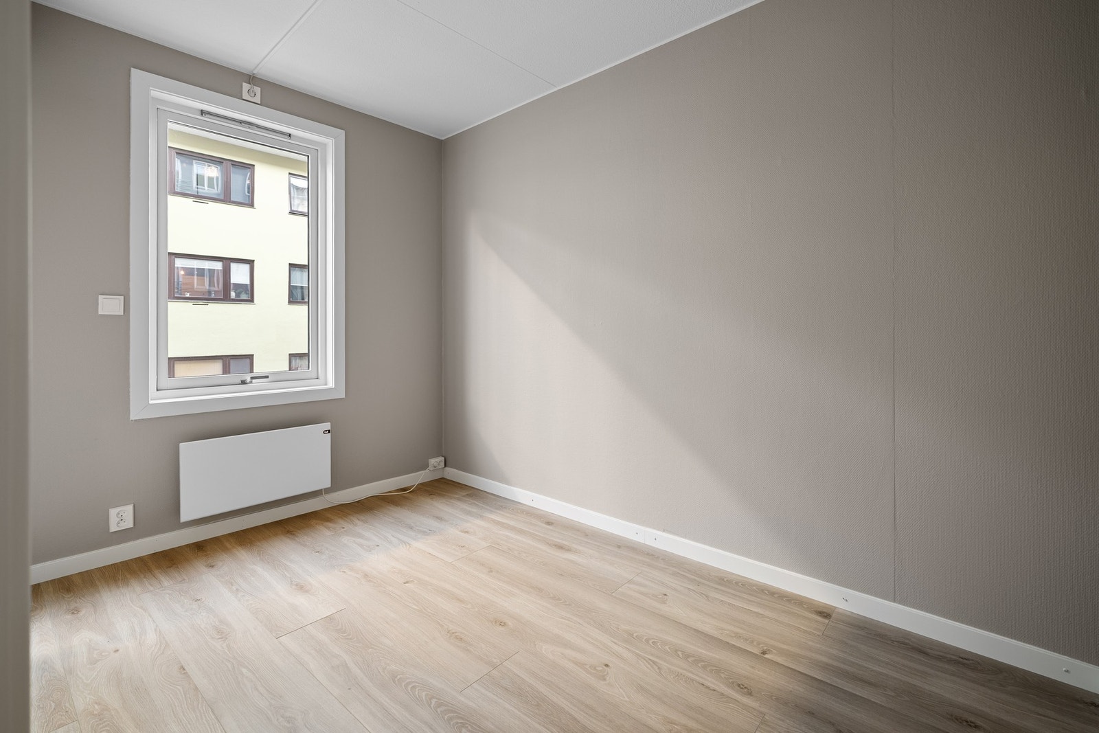 Soverom med plass til seng og garderobeskap Galleribilde