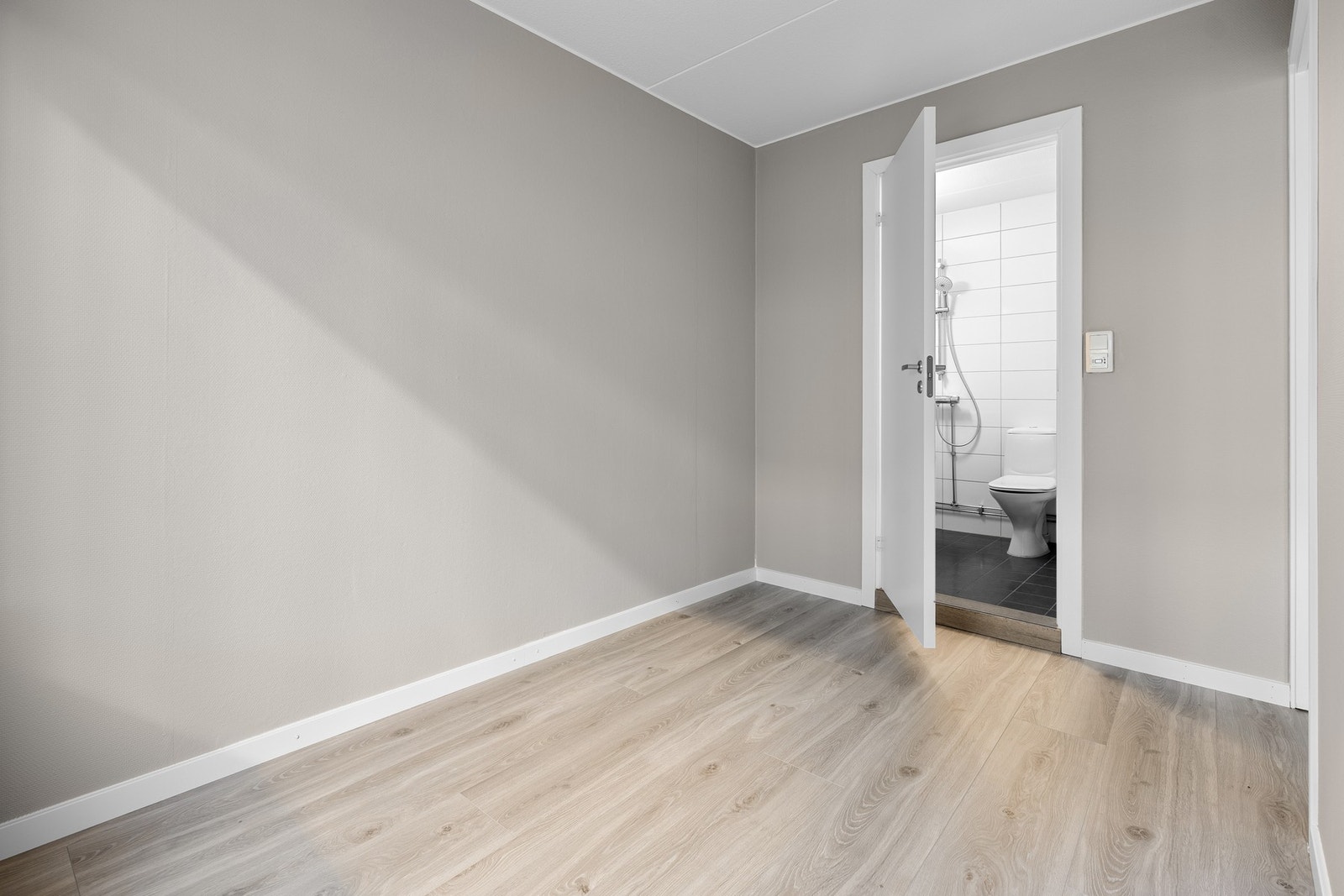 Soverom med inngang til bad Galleribilde