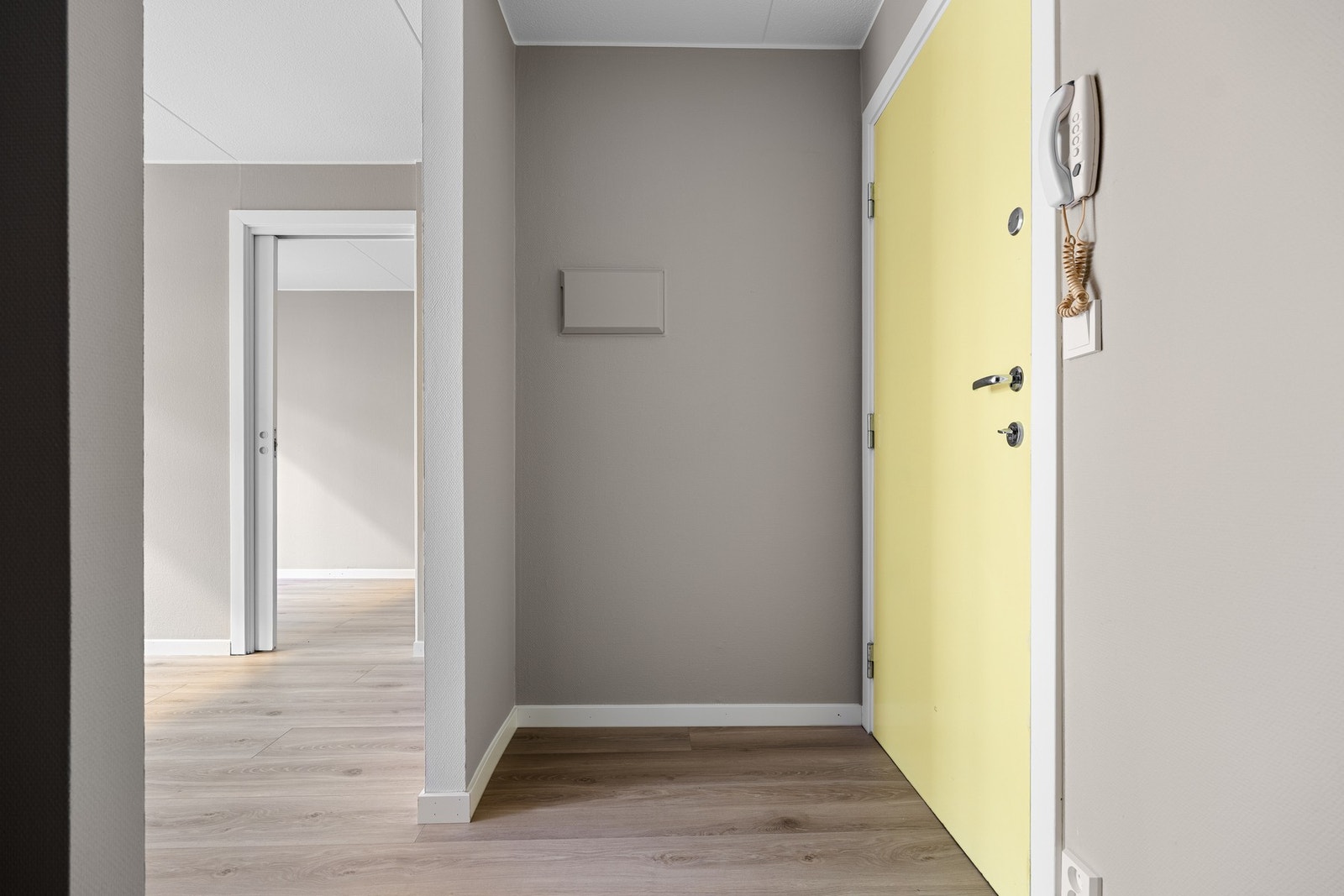 Entrè med mulighet for å henge fra seg yttertøy og sko Galleribilde