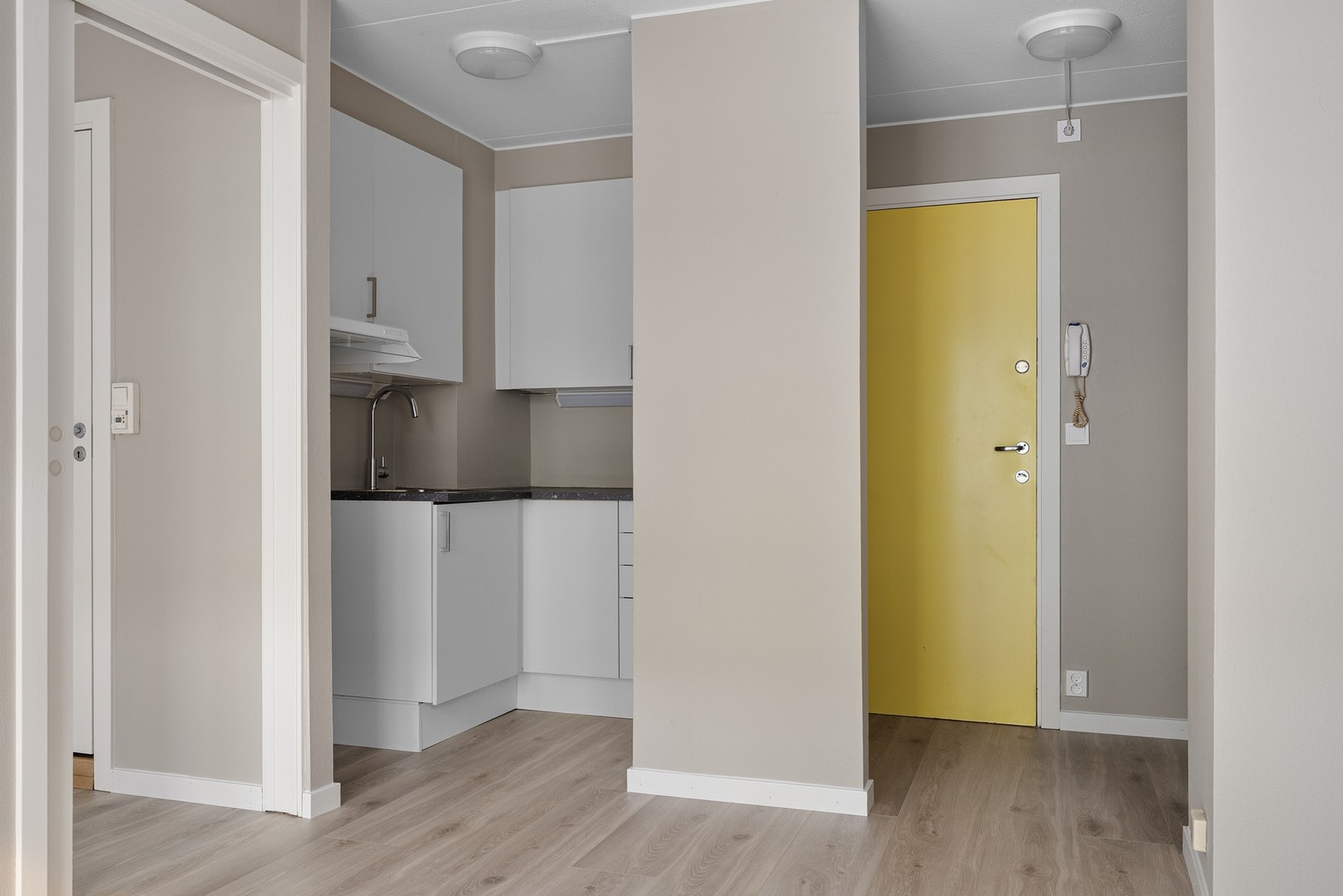 Stue med åpen kjøkkenløsning Galleribilde