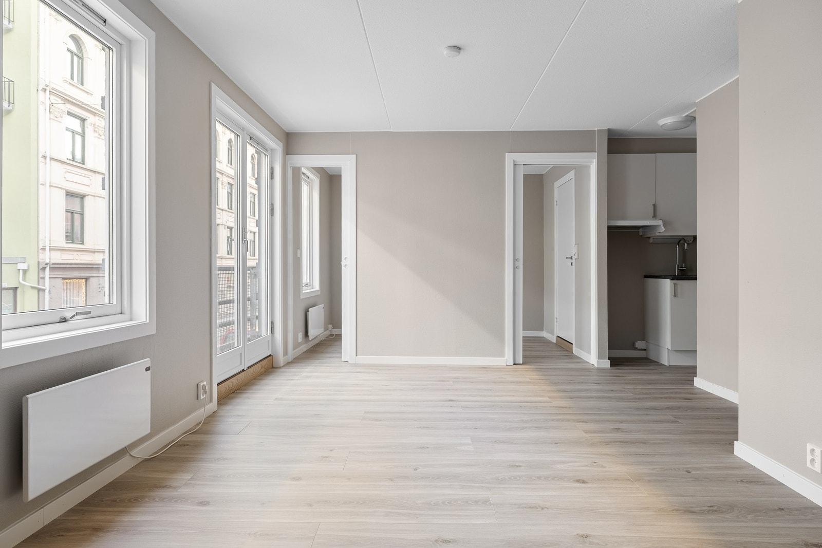 Stue med doble skyvedører inn til soverom Galleribilde