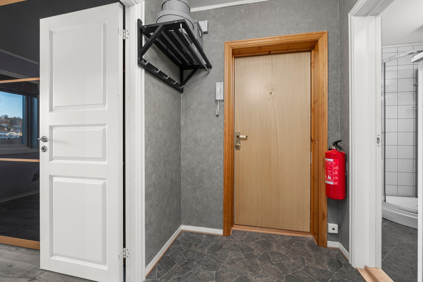 Entrè med plass til å henge fra seg sko og yttertøy. Rommet har også porttelefon innstallert Galleribilde