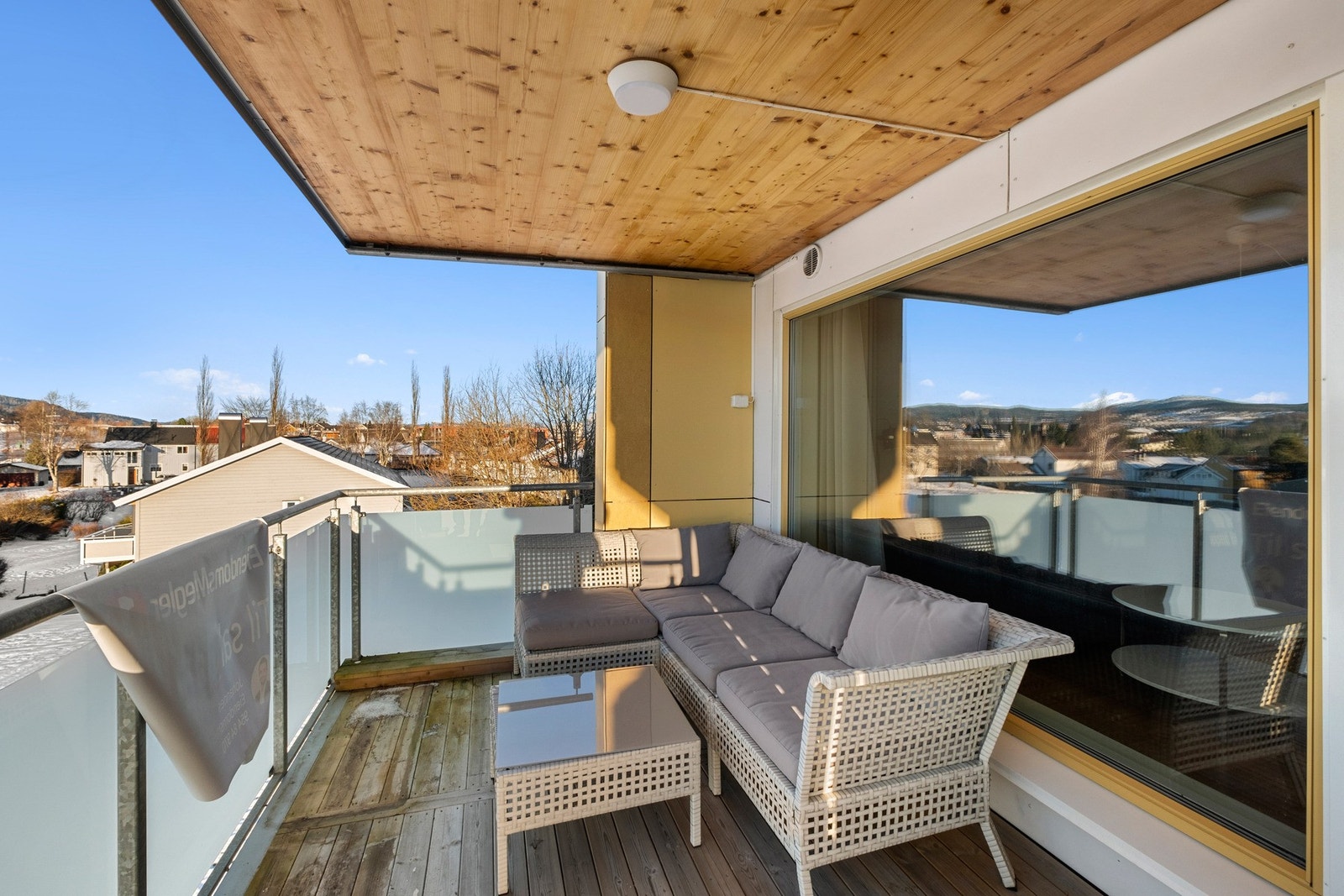 Fra stuen har man tilgang til boligens flotte balkong Galleribilde