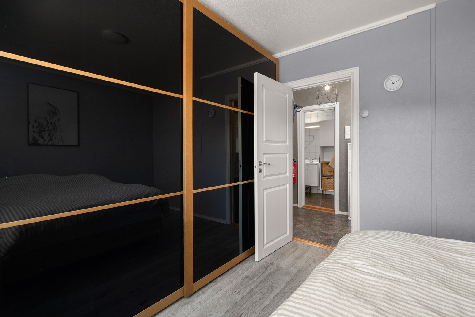 Rommet har god plass til ønsket møblement og er innredet med en stor skyvedørsgaderobe som medfølger handelen Galleribilde