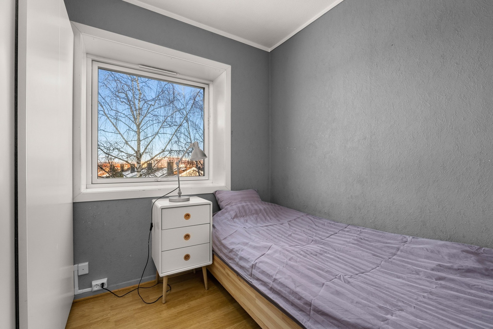 Soverom 2 med plass til seng og garderobeskap Galleribilde