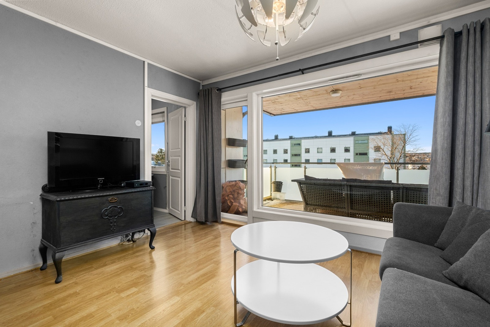 De store vindusflatene sikrer med rikelig naturlig lysinnslipp i rommet Galleribilde