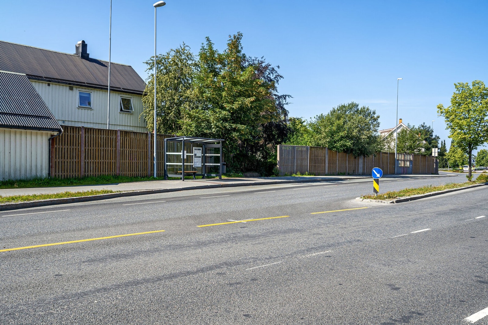 Kort vei til bussholdeplass fra boligen. Hyppige avganger til blant annet flere studiesteder og sentrum Galleribilde