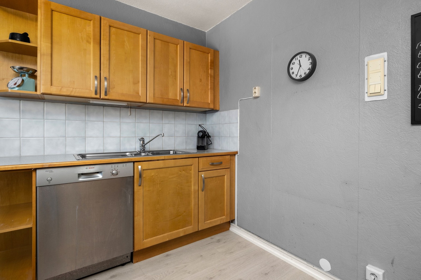 Kjøkkenet er utstyrt med frittstående hvitevarer som komfyr, oppvaskmaskin og kjøle/fryseskap Galleribilde