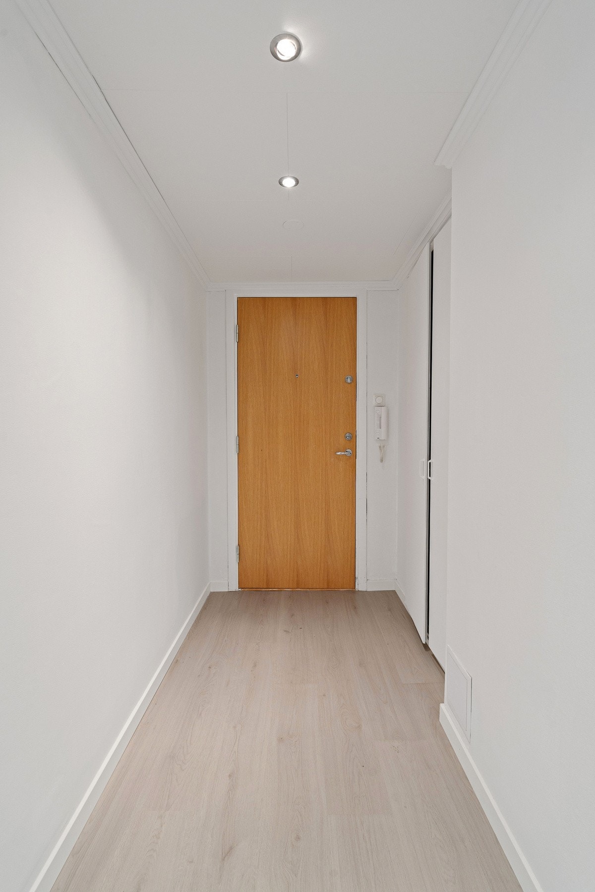 - Velkommen inn! | Det er lagt nyere gulv og overflatene er malt i moderne fargevalg - Galleribilde