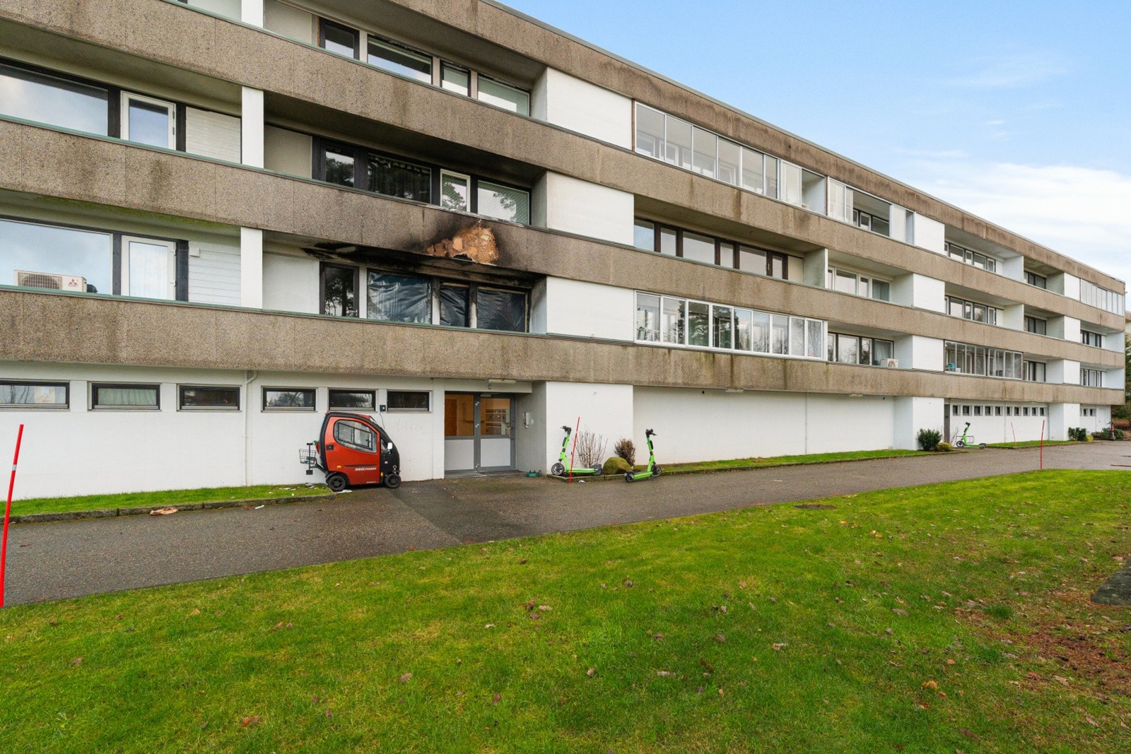 - Det var en brann i boligblokken i 2025 der denne leiligheten var en av dem som tok skade. Leiligheten ble etter dette pusset opp til slik den fremstår i dag - Galleribilde