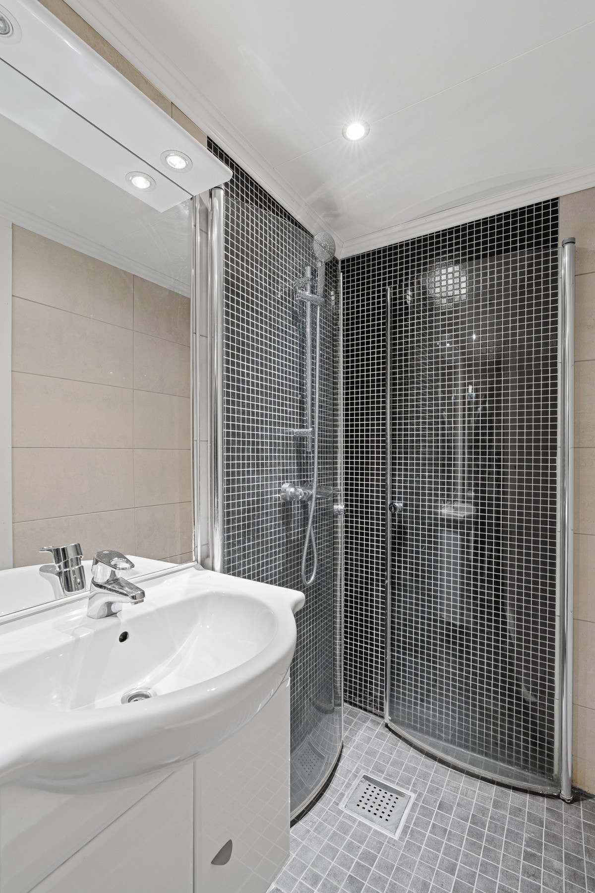 - Bad med nye fliser i dusjsone | Felles vaskeri i samme etasje som leiligheten - Galleribilde