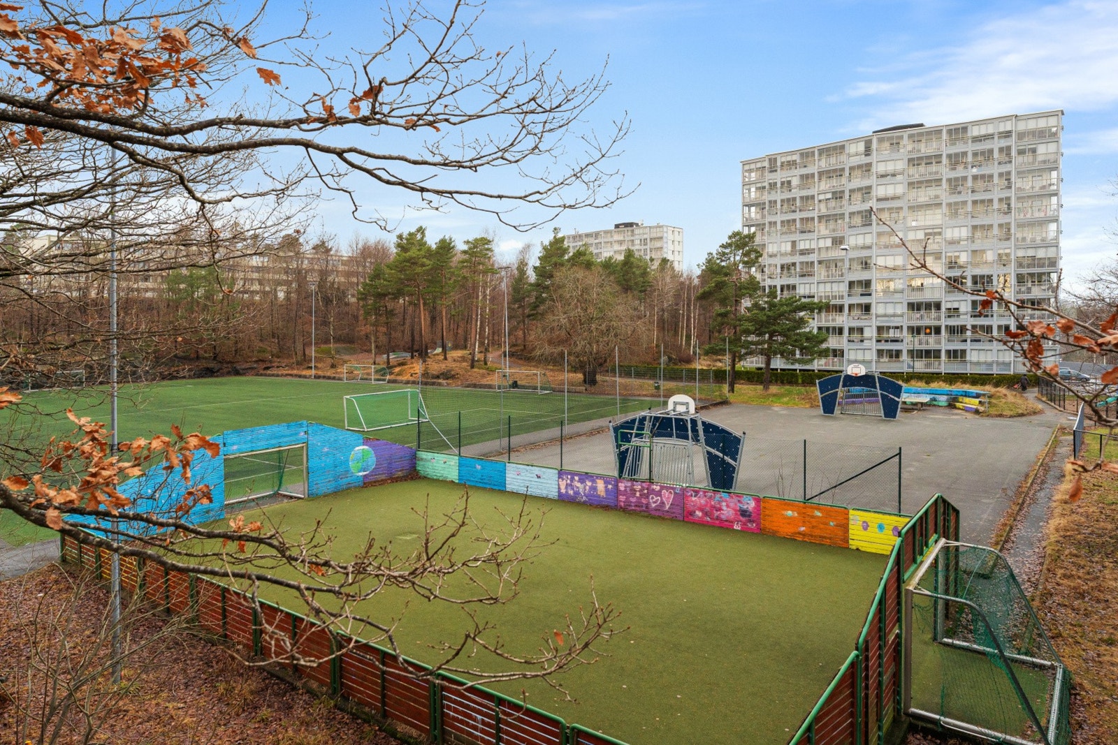 - Fotballbane og fotballbinge rett i nærheten | Ellers er det også nærme barnehage og skole i gåavstand - Galleribilde