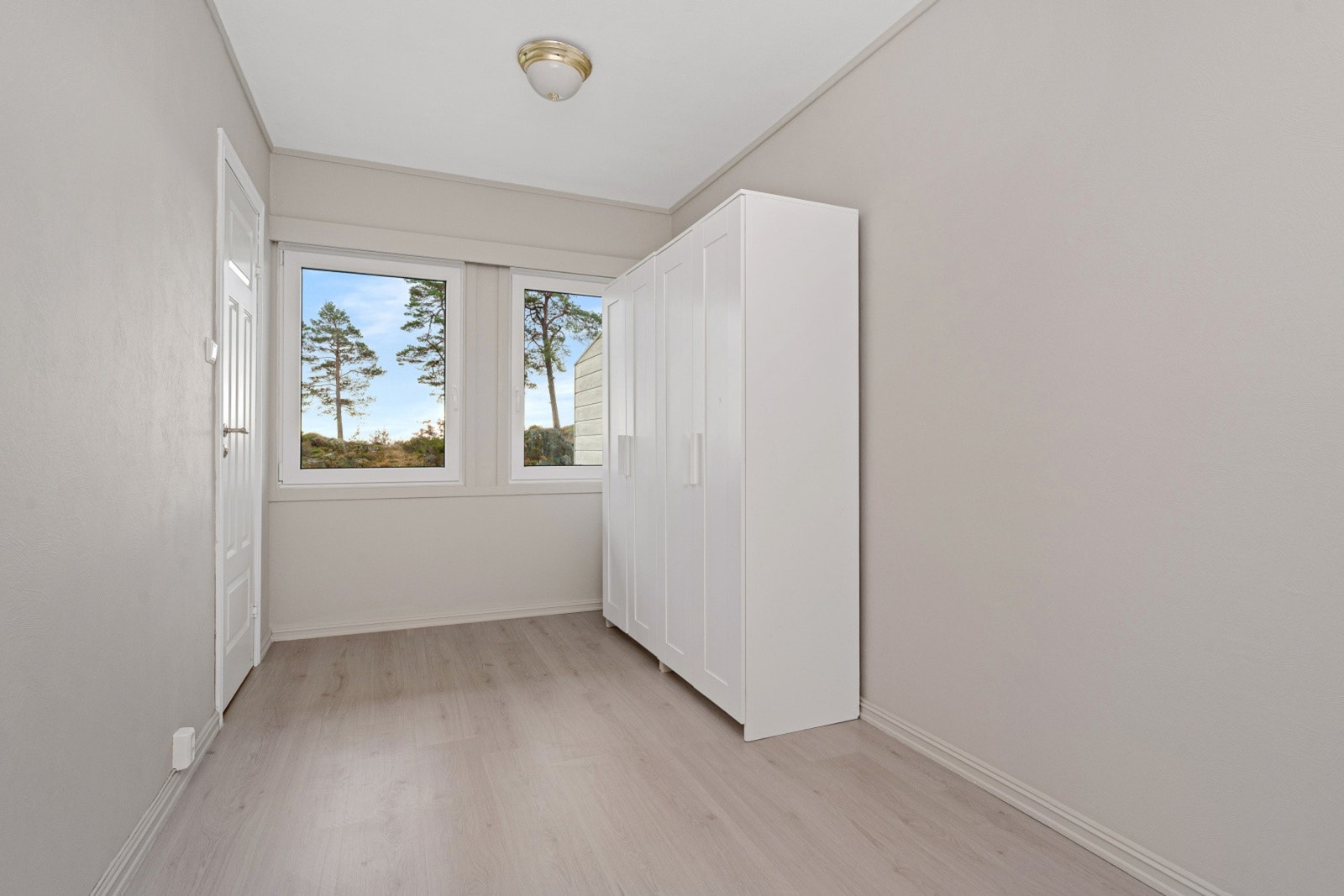 - Soverom med garderobeskap som vil medfølge handelen | Her er vinduene også skitet - Galleribilde