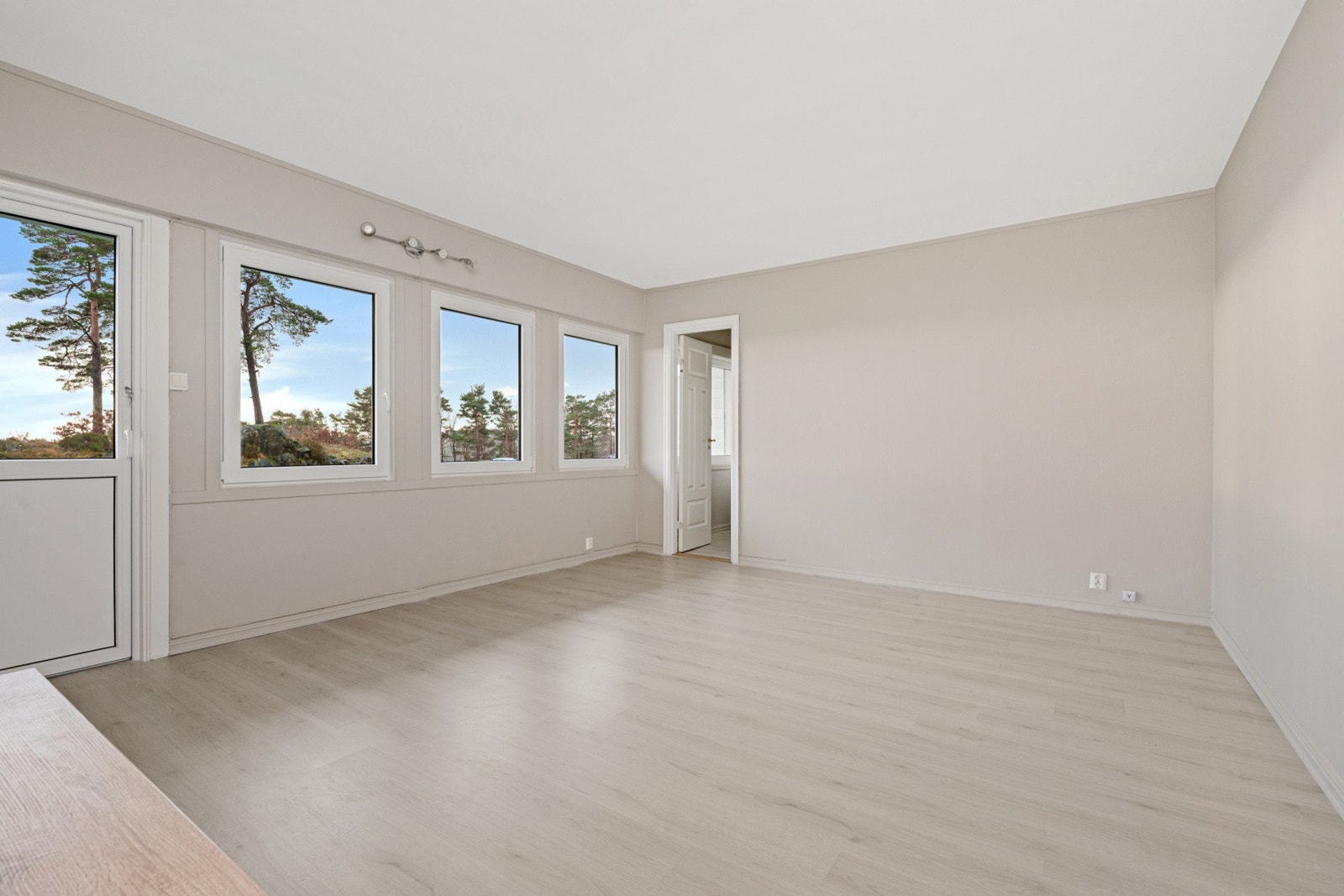 - Alle vinduene i stuen er også nylig skiftet - Galleribilde