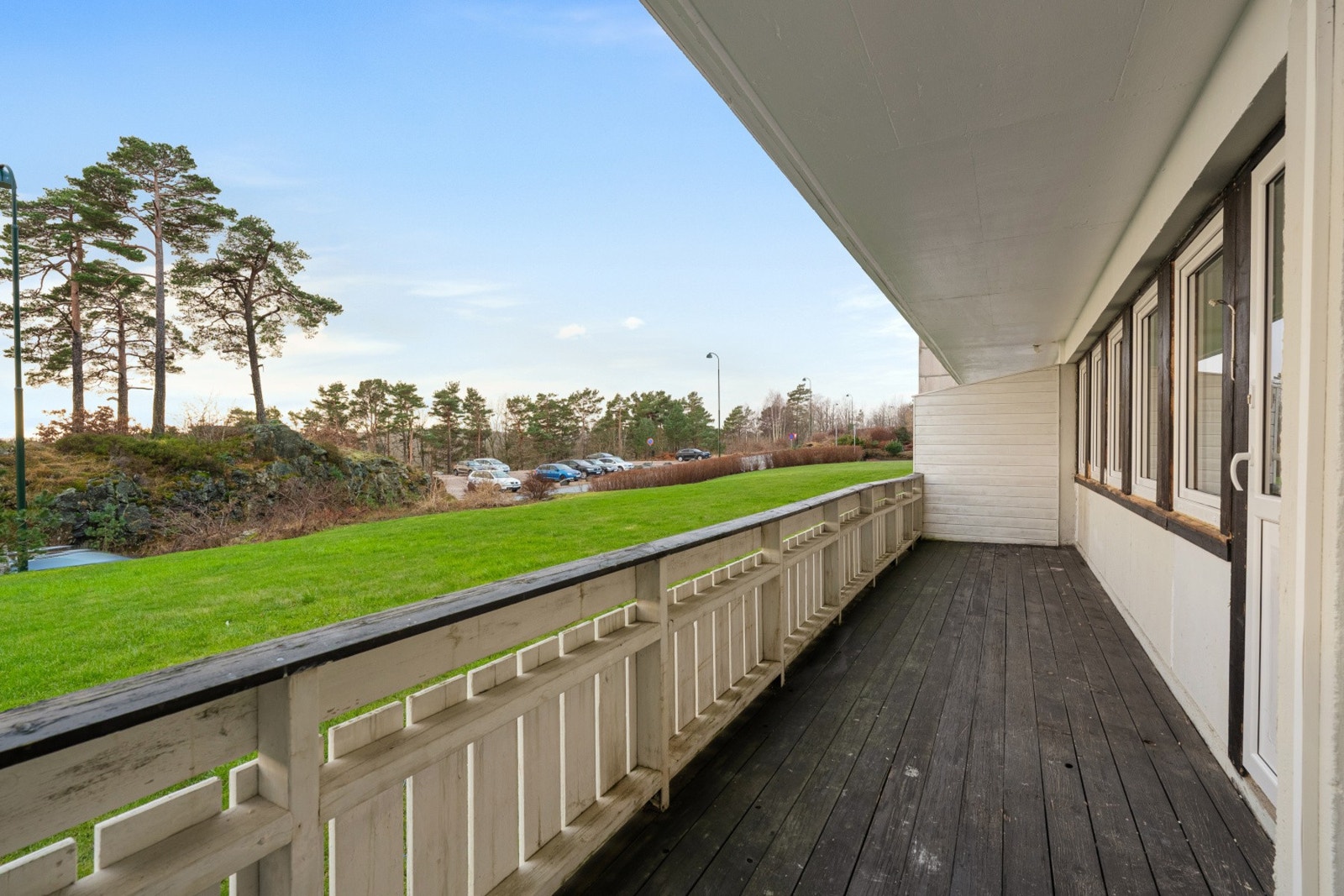 - Utgang fra stue til egen uteplass - Galleribilde