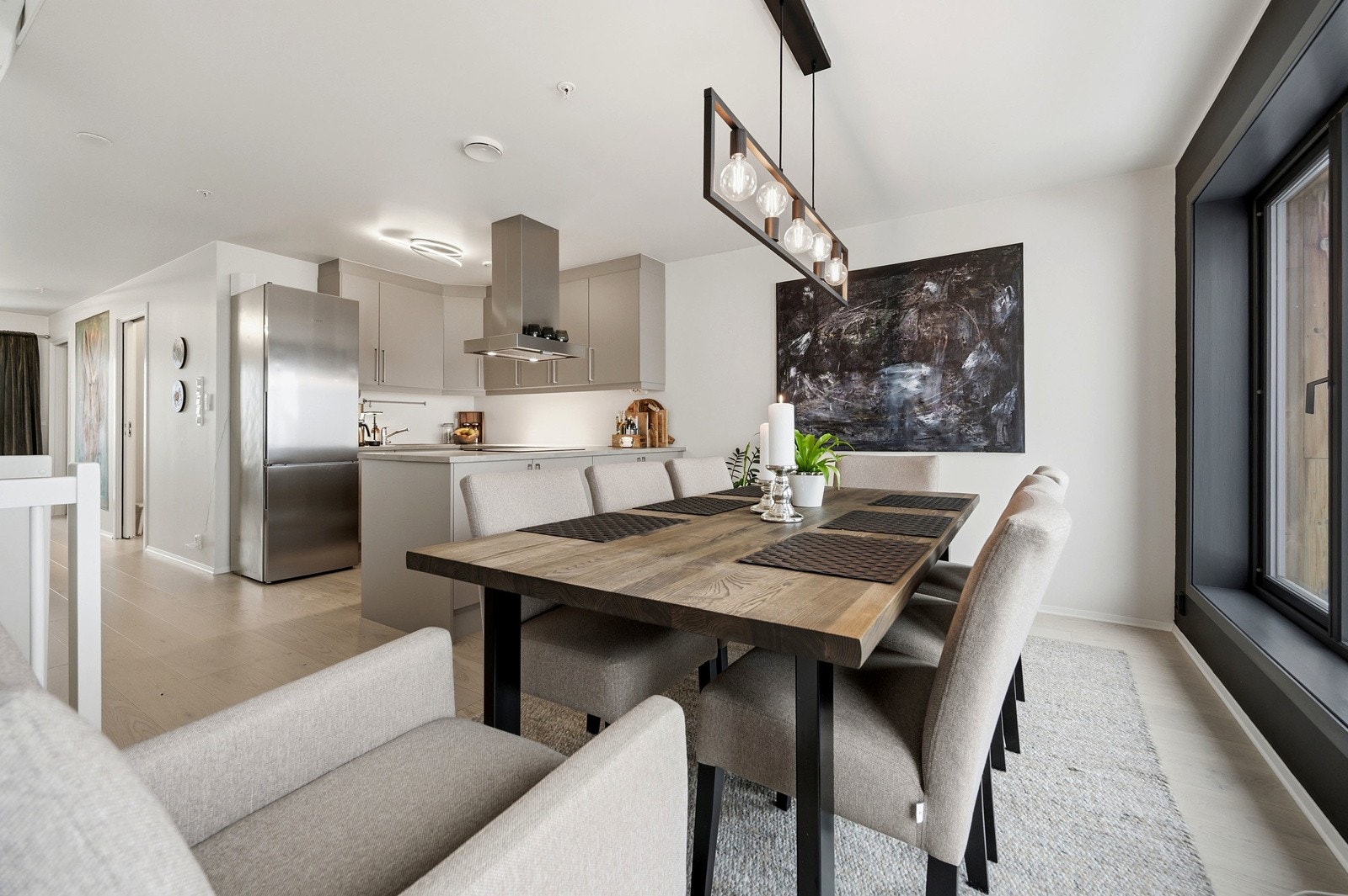 Spiseplassen mot kjøkkenet Galleribilde