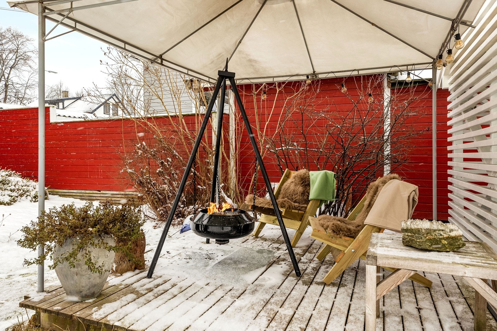 Den trebelagte terrassen er et fint samlingspunkt for familie og venner. Galleribilde