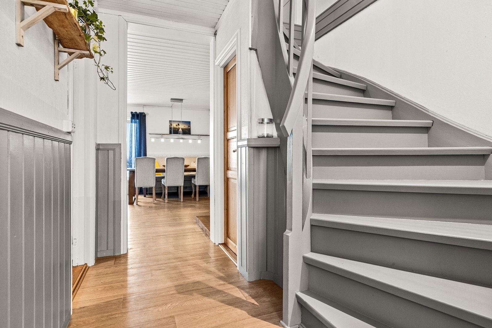 Fra gangen fører trappen deg videre til boligens øvrige etasjer. Galleribilde