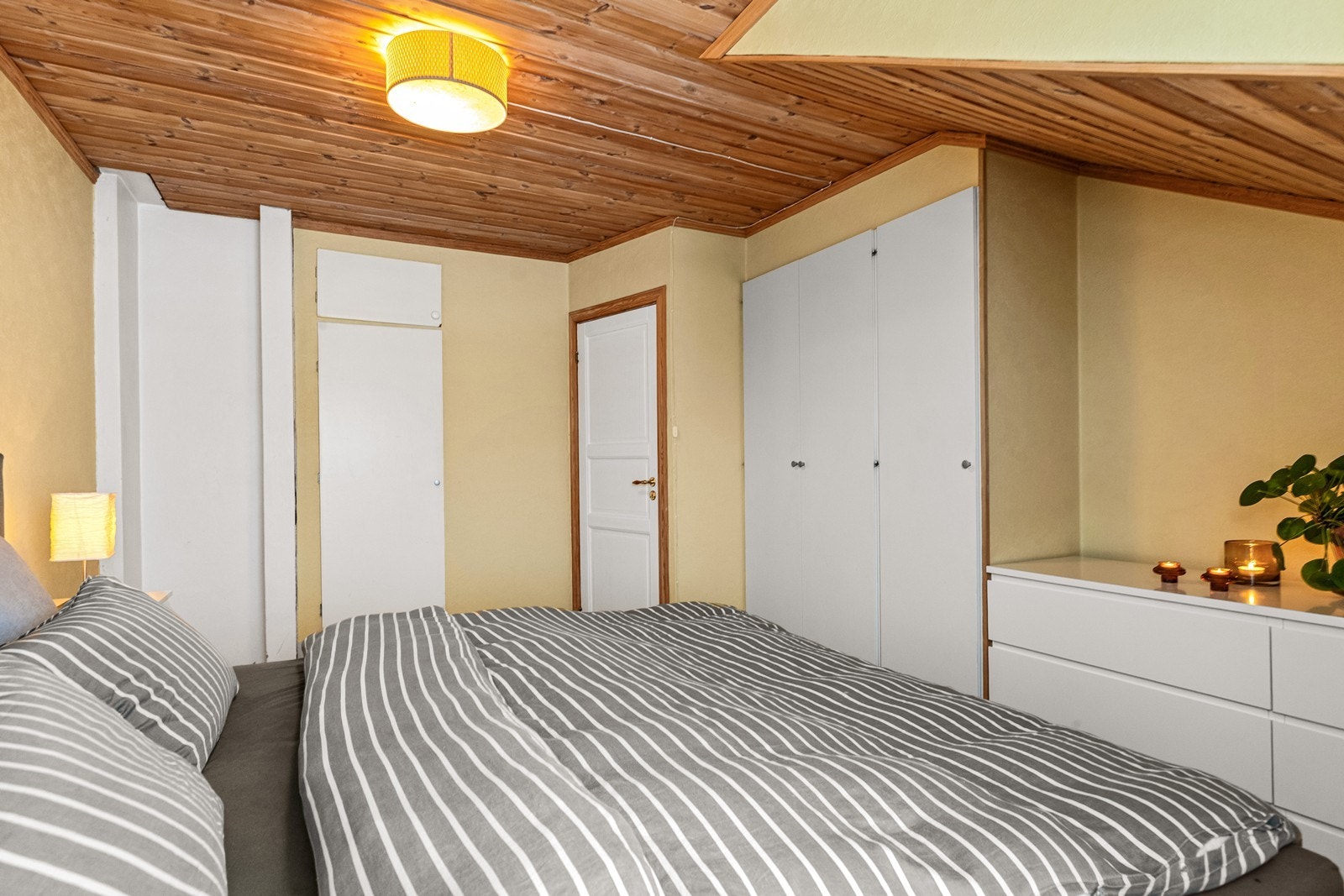 Rommet har plassbygde garderobeskap som utnytter plassen under skråtaket effektivt. Galleribilde