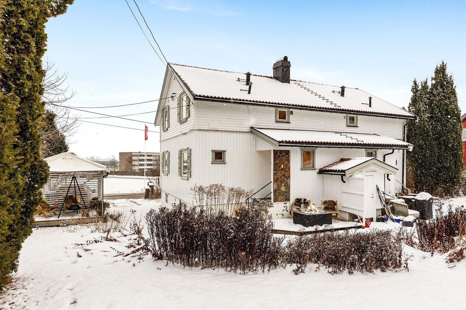 Eneboligen fra 1962 har en klassisk utforming med hvitmalt trepanel og saltak. Galleribilde