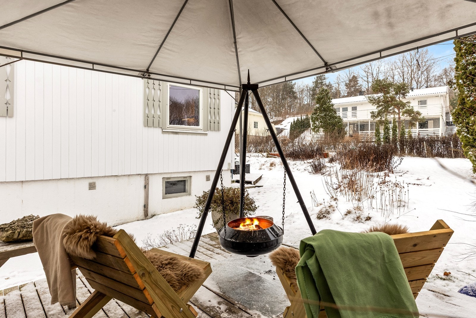 En overbygd platting i hagen gir mulighet for utendørs hygge uansett vær. Galleribilde